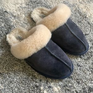 Navy womens ugg slippers. Excellent condition. Still fluffy!